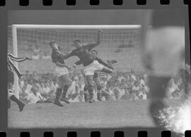 Fotografia "FUTEBOL = 'CAMPEONATO CARIOCA DE PROFISSIONAIS' Jogo Flamengo x Botafogo (3 x 1), America x Portuguesa (2 x 1), Madureira x Bangu (1 x 2), C. Grande x S. Cristovão (1 x 0) e C. Rio x Olaria (1 x 7), Reportagem de Esporte" ([Local n/d] , 1963) [negativo]. / Fotógrafo(a): Equipe.  -- ITEM-0037.