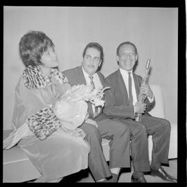 Fotografia "CLUBE RENASCENÇA' Booker Piltman e Eliana no Renascença e Walter Soares dos Santos o 'Walter Feijão', Reportagem de Zé Carlos" ([Local n/d] , 1963) [negativo]. / Fotógrafo(a): José Gomes.  -- ITEM-0006.