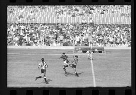 Fotografia "FUTEBOL = 'CAMPEONATO CARIOCA DE PROFISSIONAIS' Jogo Flamengo x Botafogo (3 x 1), America x Portuguesa (2 x 1), Madureira x Bangu (1 x 2), C. Grande x S. Cristovão (1 x 0) e C. Rio x Olaria (1 x 7), Reportagem de Esporte" ([Local n/d] , 1963) [negativo]. / Fotógrafo(a): Equipe.  -- ITEM-0076.