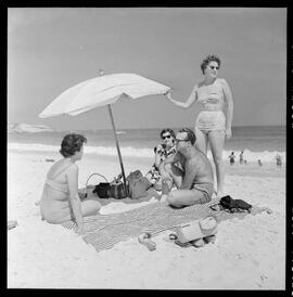 Fotografia "Praia de Copacabana, Reportagem Geral" ([Local n/d] , [Data n/d]) [negativo]. / Fotógrafo(a): Equipe.  -- ITEM-0005.