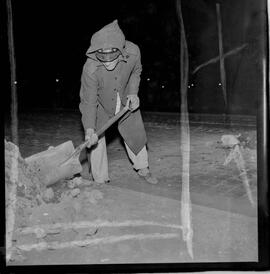 Fotografia "Frio' Reportagem s/ 'Frio', Reportagem de Waldinar" ([Local n/d] , 1963) [negativo]. / Fotógrafo(a): José Gomes.  -- ITEM-0001.