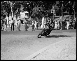 Fotografia "Motociclismo - Rio de Janeiro (em geral), Esportes" ([Local n/d] , [Data n/d]) [negativo]. / Fotógrafo(a): Equipe.  -- ITEM-0005.