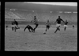 Fotografia "FUTEBOL = 'CAMPEONATO CARIOCA DE PROFISSIONAIS' Jogo Flamengo x Botafogo (3 x 1), America x Portuguesa (2 x 1), Madureira x Bangu (1 x 2), C. Grande x S. Cristovão (1 x 0) e C. Rio x Olaria (1 x 7), Reportagem de Esporte" ([Local n/d] , 1963) [negativo]. / Fotógrafo(a): Equipe.  -- ITEM-0153.