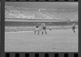 Fotografia "FUTEBOL = 'CAMPEONATO CARIOCA DE PROFISSIONAIS' Jogo Flamengo x Botafogo (3 x 1), America x Portuguesa (2 x 1), Madureira x Bangu (1 x 2), C. Grande x S. Cristovão (1 x 0) e C. Rio x Olaria (1 x 7), Reportagem de Esporte" ([Local n/d] , 1963) [negativo]. / Fotógrafo(a): Equipe.  -- ITEM-0215.