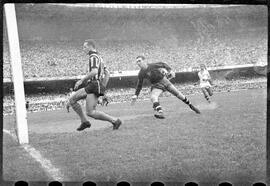 Fotografia "Futebol - R.J. (Campeonato Carioca - Jogo Botafogo x Fluminense), Seção: Esportes" ([Local n/d] , [Data n/d]) [negativo]. / Fotógrafo(a): Equipe.  -- ITEM-0101.