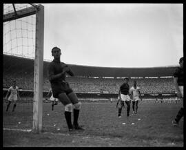 Fotografia "Futebol - Flamengo x Fluminense" ([Local n/d] , [Data n/d]) [negativo]. / Fotógrafo(a): Ângelo e Paulo.  -- ITEM-0004.