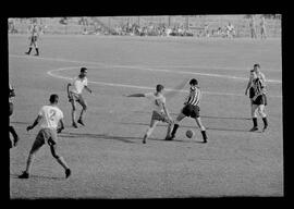 Fotografia "Jogos Campeonato Carioca; 'CAMPEONATO CARIOCA DE 1963' de PROFISSIONAIS (1º Turno) Jogos Vasco x Fluminense (3 x 1) Botafogo x Canto do Rio (3 x 0) America x Madureira (5 x 2) e Olaria x Portuguesa, Reportagem de Esporte" ([Local n/d] , 1963) [negativo]. / Fotógrafo(a): Equipe.  -- ITEM-0294.