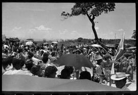 Fotografia "Banho a fantasia em Ramos e homenagem a Última Hora na Ilha do Governador" ([Local n/d] , [Data n/d]) [negativo]. / Fotógrafo(a): Rodo.  -- ITEM-0003.