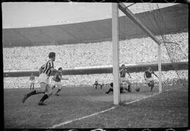 Fotografia "Futebol - R.J. (Copa Rio - 1951) (Maracanã) Juventus 2 (Itália) x Palmeiras 2 (Brasil), Repórter: Equipe, Seção: Esportes" ([Local n/d] , 1951) [negativo]. / Fotógrafo(a): Equipe.  -- ITEM-0004.