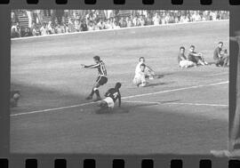 Fotografia "FUTEBOL = 'CAMPEONATO CARIOCA DE PROFISSIONAIS' Jogo Flamengo x Botafogo (3 x 1), America x Portuguesa (2 x 1), Madureira x Bangu (1 x 2), C. Grande x S. Cristovão (1 x 0) e C. Rio x Olaria (1 x 7), Reportagem de Esporte" ([Local n/d] , 1963) [negativo]. / Fotógrafo(a): Equipe.  -- ITEM-0084.