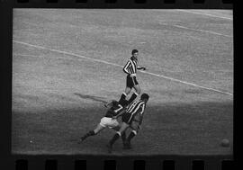 Fotografia "FUTEBOL = 'CAMPEONATO CARIOCA DE PROFISSIONAIS' Jogo Flamengo x Botafogo (3 x 1), America x Portuguesa (2 x 1), Madureira x Bangu (1 x 2), C. Grande x S. Cristovão (1 x 0) e C. Rio x Olaria (1 x 7), Reportagem de Esporte" ([Local n/d] , 1963) [negativo]. / Fotógrafo(a): Equipe.  -- ITEM-0097.