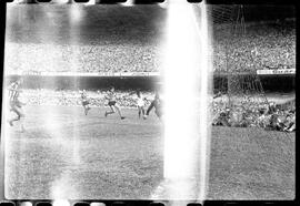 Fotografia "Futebol - R.J. (Campeonato Carioca - Jogo Botafogo x Fluminense), Seção: Esportes" ([Local n/d] , [Data n/d]) [negativo]. / Fotógrafo(a): Equipe.  -- ITEM-0138.