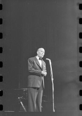 Fotografia "TEATRO MUNICIPAL' Estréia de Mauricio Chevalier no Teatro Municipal, Reportagem de Eli" ([Local n/d] , 1963) [negativo]. / Fotógrafo(a): Joel.  -- ITEM-0002.