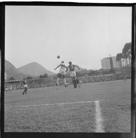 Fotografia "CAMPEONATO CARIOCA DE PROFISSIONAIS DE 1963 (1º TURNO) Jogos - Campeonato Carioca. Flamengo x Madureira (5 x 0) - Vasco x América (2 x 0) e Fluminense x Portuguesa (1 x 1). e Peter Kedzierski, homem voador dos EUA, (Vôo)" ([Local n/d] , 1963) [negativo]. / Fotógrafo(a): Equipe.  -- ITEM-0138.