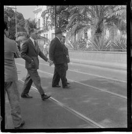 Fotografia "Helio Fernandes na P.E. (Chegada dos advogados, Prado Keli e Prudente de Morais Neto e o presidente do inquérito militar o Gal. Crisanto Figueiredo de Miranda" ([Local n/d] , 1963) [negativo]. / Fotógrafo(a): Rodolfo.  -- ITEM-0012.