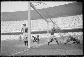 Fotografia "Futebol - R.J. (Copa Rio - 1951) (Maracanã) Juventus 2 (Itália) x Palmeiras 2 (Brasil), Repórter: Equipe, Seção: Esportes" ([Local n/d] , 1951) [negativo]. / Fotógrafo(a): Equipe.  -- ITEM-0016.