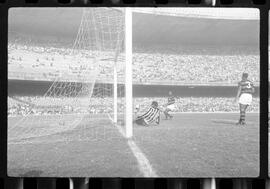 Fotografia "FUTEBOL = 'CAMPEONATO CARIOCA DE PROFISSIONAIS' Jogo Flamengo x Botafogo (3 x 1), America x Portuguesa (2 x 1), Madureira x Bangu (1 x 2), C. Grande x S. Cristovão (1 x 0) e C. Rio x Olaria (1 x 7), Reportagem de Esporte" ([Local n/d] , 1963) [negativo]. / Fotógrafo(a): Equipe.  -- ITEM-0078.