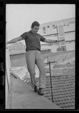 Fotografia "Redação - Agildo Ribeiro; 'ENTREVISTAS UH' Agildo Ribeiro, na Redação" ([Local n/d] , 1963) [negativo]. / Fotógrafo(a): Pedro.  -- ITEM-0003.