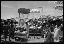 Fotografia "Banho a fantasia em Ramos e homenagem a Última Hora na Ilha do Governador" ([Local n/d] , [Data n/d]) [negativo]. / Fotógrafo(a): Rodo.  -- ITEM-0021.