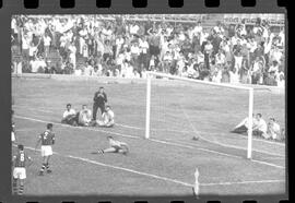 Fotografia "Jogos Campeonato Carioca; 'CAMPEONATO CARIOCA DE 1963' de PROFISSIONAIS (1º Turno) Jogos Vasco x Fluminense (3 x 1) Botafogo x Canto do Rio (3 x 0) America x Madureira (5 x 2) e Olaria x Portuguesa, Reportagem de Esporte" ([Local n/d] , 1963) [negativo]. / Fotógrafo(a): Equipe.  -- ITEM-0224.