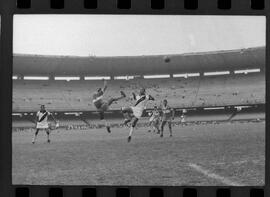 Fotografia "CAMPEONATO CARIOCA DE PROFISSIONAIS DE 1963' (1º Turno) Jogo Vasco da Gama x Olaria (1 x 0) no Maracanã" ([Local n/d] , 1963) [negativo]. / Fotógrafo(a): Demócrito; Ribeiro.  -- ITEM-0012.