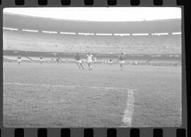 Fotografia "FLUMINENSE X BONSUCESSO; 'CAPEONATO [CAMPEONATO] CARIOCA DE FUTEBOL PROFISSIONAIS' Jogo no Maracanã - Fluminense x Bonsucesso (3x0), sendo que este jogo foi anulado devido a irregularidade havida), Reportagem de Esporte" ([Local n/d] , 1963) [negativo]. / Fotógrafo(a): Demócrito; Ribeiro.  -- ITEM-0063.