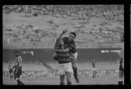 Fotografia "FUTEBOL = 'CAMPEONATO CARIOCA DE PROFISSIONAIS' Jogo Flamengo x Botafogo (3 x 1), America x Portuguesa (2 x 1), Madureira x Bangu (1 x 2), C. Grande x S. Cristovão (1 x 0) e C. Rio x Olaria (1 x 7), Reportagem de Esporte" ([Local n/d] , 1963) [negativo]. / Fotógrafo(a): Equipe.  -- ITEM-0292.