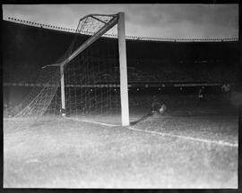 Fotografia "Esporte - Futebol Vasco x Nacional" ([Local n/d] , [Data n/d]) [negativo]. / Fotógrafo(a): Equipe.  -- ITEM-0001.