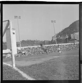 Fotografia "CAMPEONATO CARIOCA DE PROFISSIONAIS DE 1963 (1º TURNO) Jogos - Campeonato Carioca. Flamengo x Madureira (5 x 0) - Vasco x América (2 x 0) e Fluminense x Portuguesa (1 x 1). e Peter Kedzierski, homem voador dos EUA, (Vôo)" ([Local n/d] , 1963) [negativo]. / Fotógrafo(a): Equipe.  -- ITEM-0136.