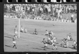 Fotografia "Jogos Campeonato Carioca; 'CAMPEONATO CARIOCA DE 1963' de PROFISSIONAIS (1º Turno) Jogos Vasco x Fluminense (3 x 1) Botafogo x Canto do Rio (3 x 0) America x Madureira (5 x 2) e Olaria x Portuguesa, Reportagem de Esporte" ([Local n/d] , 1963) [negativo]. / Fotógrafo(a): Equipe.  -- ITEM-0201.