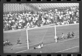 Fotografia "Jogos Campeonato Carioca; 'CAMPEONATO CARIOCA DE 1963' de PROFISSIONAIS (1º Turno) Jogos Vasco x Fluminense (3 x 1) Botafogo x Canto do Rio (3 x 0) America x Madureira (5 x 2) e Olaria x Portuguesa, Reportagem de Esporte" ([Local n/d] , 1963) [negativo]. / Fotógrafo(a): Equipe.  -- ITEM-0035.