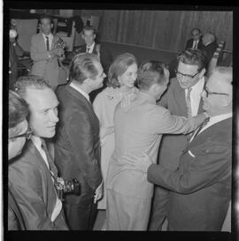 Fotografia "Brasília - Caso Hélio Fernandes, julgamento pró habe corpus [habeas corpus] em Brasília e encontro com sua esposa Sra. Rosinha Fernandes)" ([Local n/d] , 1963) [negativo]. / Fotógrafo(a): Nevilles.  -- ITEM-0020.