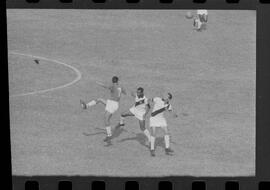 Fotografia "CAMPEONATO CARIOCA DE PROFISSIONAIS DE 1963 (1º TURNO) Jogos - Campeonato Carioca. Flamengo x Madureira (5 x 0) - Vasco x América (2 x 0) e Fluminense x Portuguesa (1 x 1). e Peter Kedzierski, homem voador dos EUA, (Vôo)" ([Local n/d] , 1963) [negativo]. / Fotógrafo(a): Equipe.  -- ITEM-0028.