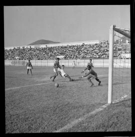 Fotografia "FUTEBOL = 'CAMPEONATO CARIOCA DE PROFISSIONAIS' Jogo Flamengo x Botafogo (3 x 1), America x Portuguesa (2 x 1), Madureira x Bangu (1 x 2), C. Grande x S. Cristovão (1 x 0) e C. Rio x Olaria (1 x 7), Reportagem de Esporte" ([Local n/d] , 1963) [negativo]. / Fotógrafo(a): Equipe.  -- ITEM-0316.