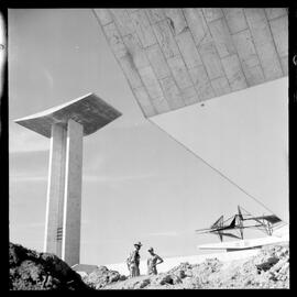 Fotografia "Visita do Ministro da Guerra ao Monumento dos Pracinhas" ([Local n/d] , [Data n/d]) [negativo]. / Fotógrafo(a): Ferreira.  -- ITEM-0009.