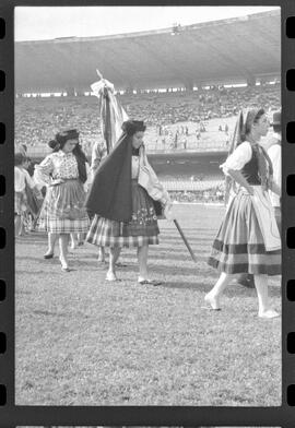 Fotografia "Jogos Campeonato Carioca; 'CAMPEONATO CARIOCA DE 1963' de PROFISSIONAIS (1º Turno) Jogos Vasco x Fluminense (3 x 1) Botafogo x Canto do Rio (3 x 0) America x Madureira (5 x 2) e Olaria x Portuguesa, Reportagem de Esporte" ([Local n/d] , 1963) [negativo]. / Fotógrafo(a): Equipe.  -- ITEM-0169.