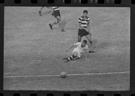 Fotografia "Campeonato Carioca de Profissionais de 63 (1° Turno) Esporte - jogo Fluminense (1 x 0) Bonsucesso" ([Local n/d] , 1963) [negativo]. / Fotógrafo(a): Democrito.  -- ITEM-0065.