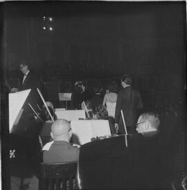 Fotografia "TEATRO MUNICIPAL' 'Noite de Lamartine Babo' no Teatro Municipal, Reportagem de Eli" ([Local n/d] , 1963) [negativo]. / Fotógrafo(a): Roberto.  -- ITEM-0006.