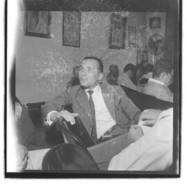 Fotografia "- PAL. LARANJEIRAS - JANGO; GOULART;; Jango. presidente recebe diversos comissões" ([Local n/d] , 1962) [negativo]. / Fotógrafo(a): Ferreira.  -- ITEM-0008.