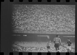 Fotografia "FUTEBOL = 'CAMPEONATO CARIOCA DE PROFISSIONAIS' Jogo Flamengo x Botafogo (3 x 1), America x Portuguesa (2 x 1), Madureira x Bangu (1 x 2), C. Grande x S. Cristovão (1 x 0) e C. Rio x Olaria (1 x 7), Reportagem de Esporte" ([Local n/d] , 1963) [negativo]. / Fotógrafo(a): Equipe.  -- ITEM-0262.