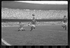 Fotografia "Jogos Campeonato Carioca; 'CAMPEONATO CARIOCA DE 1963' de PROFISSIONAIS (1º Turno) Jogos Vasco x Fluminense (3 x 1) Botafogo x Canto do Rio (3 x 0) America x Madureira (5 x 2) e Olaria x Portuguesa, Reportagem de Esporte" ([Local n/d] , 1963) [negativo]. / Fotógrafo(a): Equipe.  -- ITEM-0141.