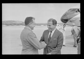 Fotografia "Jango em Recife; Jango Goulart em Recife. sendo recebido pelo Governador Miguel Arraes no Aeroporto do Estado.)" ([Local n/d] , 1963) [negativo]. / Fotógrafo(a): Sucursal.  -- ITEM-0007.