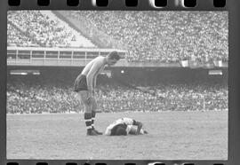 Fotografia "Jogos Campeonato Carioca; 'CAMPEONATO CARIOCA DE 1963' de PROFISSIONAIS (1º Turno) Jogos Vasco x Fluminense (3 x 1) Botafogo x Canto do Rio (3 x 0) America x Madureira (5 x 2) e Olaria x Portuguesa, Reportagem de Esporte" ([Local n/d] , 1963) [negativo]. / Fotógrafo(a): Equipe.  -- ITEM-0051.