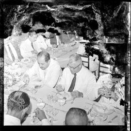 Fotografia "Banquete oferecido por 'UH' em homenagem aos campeões do Super-super, Clube de Regatas Vasco da Gama" ([Local n/d] , [Data n/d]) [negativo]. / Fotógrafo(a): Demócrito.  -- ITEM-0013.