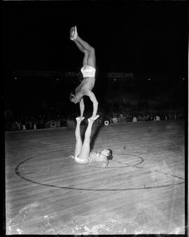 Fotografia "Esporte - basquete internacional" ([Local n/d] , [Data n/d]) [negativo]. / Fotógrafo(a): Ângelo.  -- ITEM-0008.