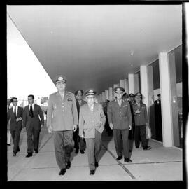 Fotografia "Visita do Ministro da Guerra ao Monumento dos Pracinhas" ([Local n/d] , [Data n/d]) [negativo]. / Fotógrafo(a): Ferreira.  -- ITEM-0007.