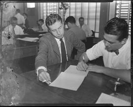 Fotografia "Entrevista na redação, [Reportagem?] com Barcelos" ([Local n/d] , [Data n/d]) [negativo]. / Fotógrafo(a): Almeida.  -- ITEM-0001.