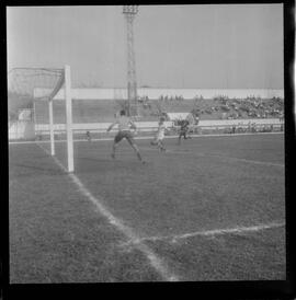 Fotografia "CAMPEONATO CARIOCA DE PROFISSIONAIS de 1963' FUTEBOL" ([Local n/d] , 1963) [negativo]. / Fotógrafo(a): Equipe.  -- ITEM-0003.