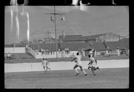 Fotografia "Campeonato Carioca de Profissionais de 63 (1° Turno) Esporte - jogo Fluminense (1 x 0) Bonsucesso" ([Local n/d] , 1963) [negativo]. / Fotógrafo(a): Democrito.  -- ITEM-0028.