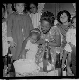 Fotografia "Garrincha - (Senhora) Caso do Desquite de Garrincha em Páu Grande (Reportagem em sua residência com festividades de aniversário de uma de suas Filhas), Reportagem de Oscar Cardoso" ([Local n/d] , 1963) [negativo]. / Fotógrafo(a): Joel.  -- ITEM-0008.